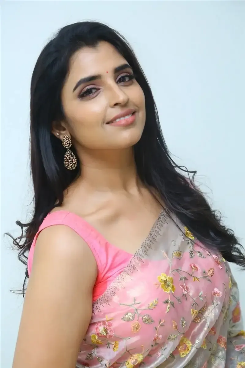 Anchor Shyamala in Pink Saree at Mayapetika Movie Pre Release Event